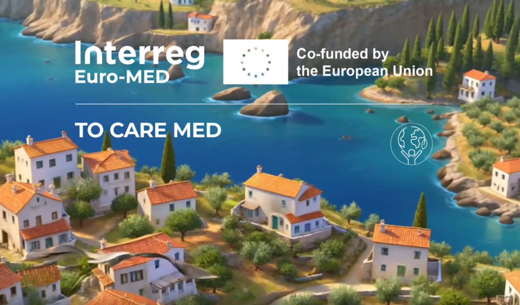 Logo Interreg Euro-MED e progetto TO CARE MED su sfondo illustrato di un villaggio costiero mediterraneo.